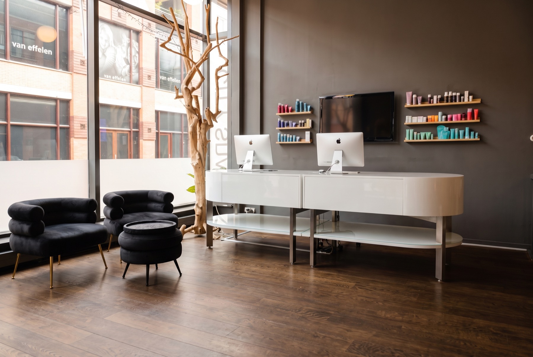De warme, rustige salon van Less is More in Nijmegen